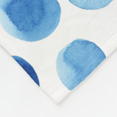 青い水玉模様、水色のシームレスなパターン。 フリースブランケット (角)