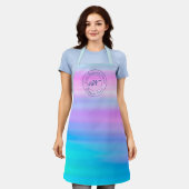 青い水色とカスタムビジネススタンプのロゴ エプロン (着用した状態)