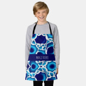 青い波と卵のアイソメパターン エプロン (着用した状態)