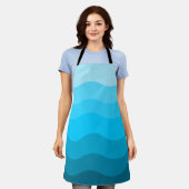 青い波のグラデーションパターン エプロン (着用した状態)