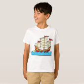 青い波の上の伝統的な中国の赤い帆船 Tシャツ (正面フル)