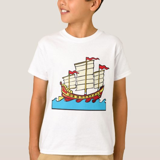 青い波の上の伝統的な中国の赤い帆船 Tシャツ (正面)