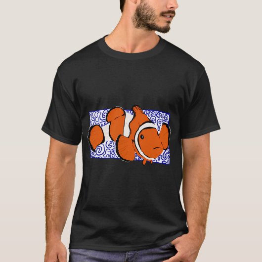 青い波の背景のカクレクマノミ Tシャツ (正面)