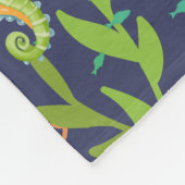 青い海に浮かぶ、かわいいフグ深い。 フリースブランケット (角)