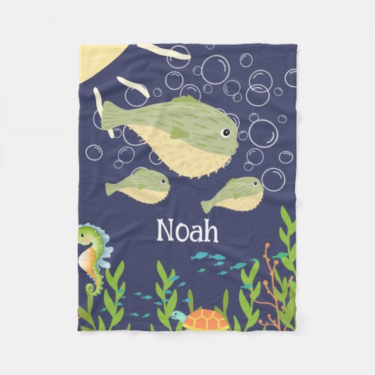 青い海に浮かぶ、かわいいフグ深い。 フリースブランケット (正面)