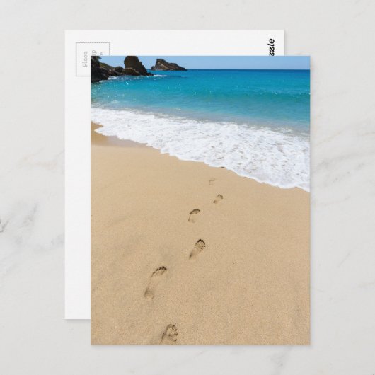 青い海に続く砂のビーチの足跡 ポストカード