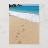 青い海に続く砂のビーチの足跡 ポストカード (正面)
