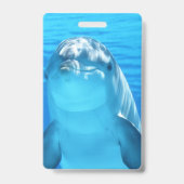 青い海のかわいいイルカの海生動物 バッジ (裏面)