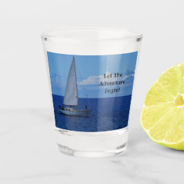 青い海のヨット ショットグラス