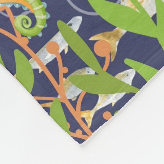 青い海の中の可愛らしい深いのアカエイ。 フリースブランケット (角)