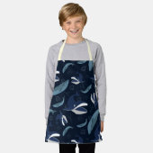 青い海クジラ模様 エプロン (着用した状態)