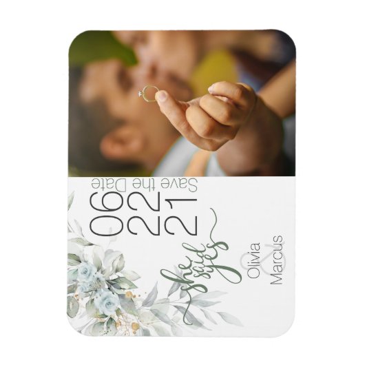 青い淡い色のバラと葉の写真の日付を保存 マグネット (縦)