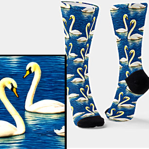 青い湖で泳ぐ穏やかな白い白鳥 ソックス