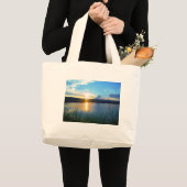 青い湖に沈む夕日 ラージトートバッグ (正面(商品))
