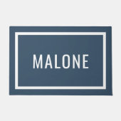 青い湖のパーソナライズされた家族の名前の形式 ドアマット (正面)