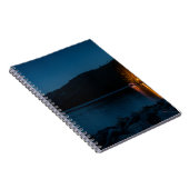 青い湖の夜間波止場における茶色の木製デザイン ノートブック (右側)