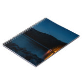 青い湖の夜間波止場における茶色の木製デザイン ノートブック (左側)