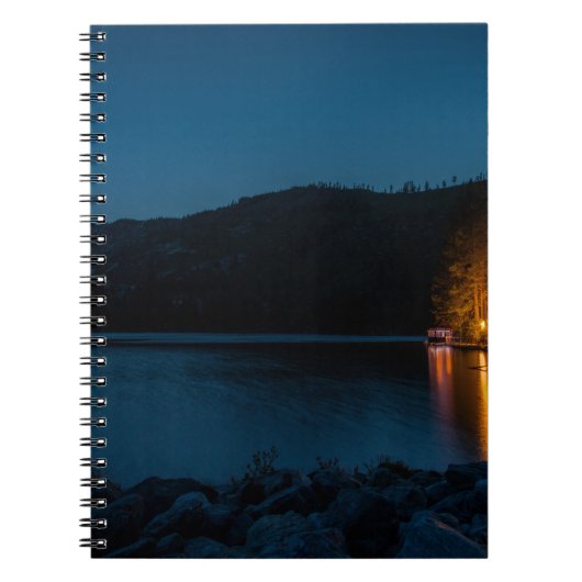 青い湖の夜間波止場における茶色の木製デザイン ノートブック (正面)