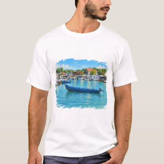 青い漁船が揺蕩う海岸ハーバーのメンズTシャツ Tシャツ