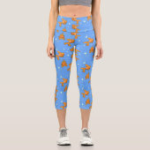 青い漫画の上にかわいいオレンジ色の金魚イラストレーション カプリレギンス (正面)