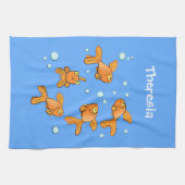 青い漫画の上にかわいいオレンジ色の金魚イラストレーション キッチンタオル (横)