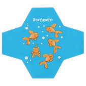 青い漫画の上にかわいいオレンジ色の金魚イラストレーション サッカーボール (フラット)