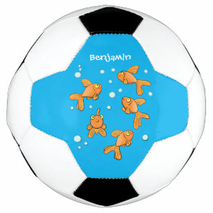青い漫画の上にかわいいオレンジ色の金魚イラストレーション サッカーボール