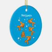 青い漫画の上にかわいいオレンジ色の金魚イラストレーション セラミックオーナメント (右)