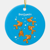 青い漫画の上にかわいいオレンジ色の金魚イラストレーション セラミックオーナメント (正面)