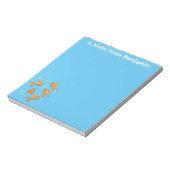 青い漫画の上にかわいいオレンジ色の金魚イラストレーション ノートパッド (回転)