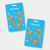 青い漫画の上にかわいいオレンジ色の金魚イラストレーション バッジ (Front & Back)