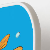 青い漫画の上にかわいいオレンジ色の金魚イラストレーション ピックルボールラケット (左詳細)