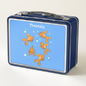 青い漫画の上にかわいいオレンジ色の金魚イラストレーション メタルランチボックス (裏面)