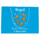 青い漫画の上にかわいいオレンジ色の金魚イラストレーション ラージペーパーバッグ (裏面)