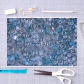 青い澄ん着色ガラスが水の中でビー玉を 薄葉紙 (クラフト)