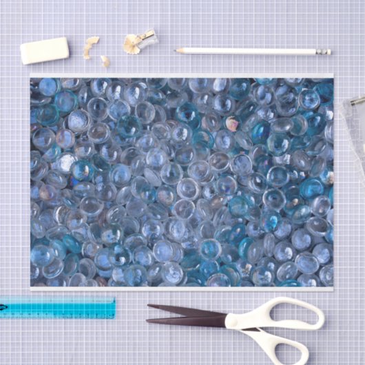 青い澄ん着色ガラスが水の中でビー玉を 薄葉紙 (クラフト)