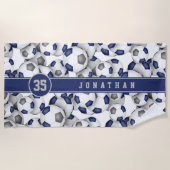 青い灰色のチームカラーのサッカーボールのパターン ビーチタオル (正面)