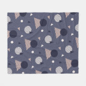 青い灰色の三角形のレトロ幾何学的パターン フリースブランケット (正面(横))