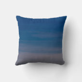 青い灰色の水平ストライプの空自然 クッション (裏面)