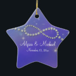 青い無限大のシンボルサイン無限の愛きらめき セラミックオーナメント<br><div class="desc">COLOR PALETTE：青と紫、虹のtouch。デザインコレクション：新婚カップルの新郎新婦の名前とデートのための完璧な結婚クリスマスプレゼント。また、特別な記念日のための楽しい贈り物。同じ名前の結婚式招待状セットに一致。春や冬の結婚式に最適で、その輝く光きらめくがインフィニティサインのモチーフでグラフィカルに作成された宝石を輝かせていモダンる。虹の光のきらめくが《写真》ぼけ味スタイルの背景を照らす。このセットは、カスタムウェディングデザイナーのオードリー・ジャンヌ・ロバーツによってグラフィカルにデザインされた。新郎新婦のイニシャルはモノグラムの、インフィニティのシンボルの内側に入り、その逆結婚の日付が表示される。インフィニティスタイリッシュタトゥーのトレンディーファッションのリング結婚は、トレンド招待状に完全に適合しスタイリッシュている。この結婚式招待状セットは、メッセージもし型枠を通し連絡て、いくつかの色の組み合わせで利用できる。</div>