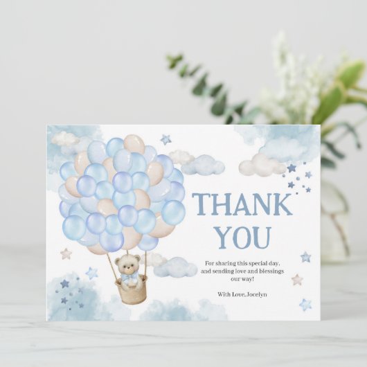 青い熱い気球テディベア赤ちゃんシャワー サンキューカード (スタンド正面)