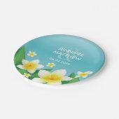 青い熱帯の花に白いフランジパニ結婚の花 ペーパープレート (アングル)