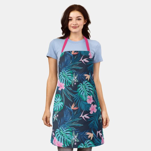 青い熱帯花のガーデンパターン エプロン (着用した状態)