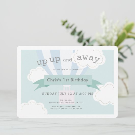青い熱気球が上がって遠くに1歳の誕生日 招待状 (スタンド正面)