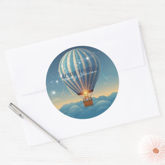 青い熱気球アドベンチャーが赤ちゃんシャワーを待つ ラウンドシール (封筒)