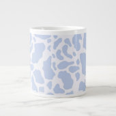 青い牛の斑点のアニマルプリントパターン ジャンボコーヒーマグカップ (正面)