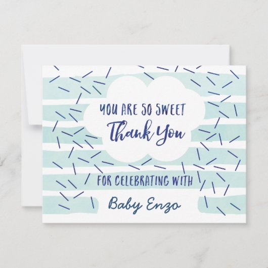 青い男の赤ちゃんはサンキューカードを振りかけます サンキューカード