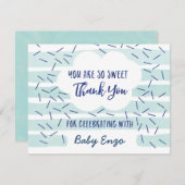 青い男の赤ちゃんはサンキューカードを振りかけます サンキューカード