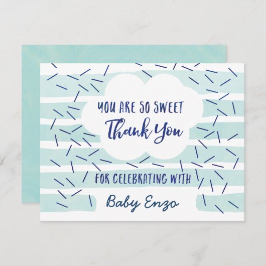 青い男の赤ちゃんはサンキューカードを振りかけます サンキューカード