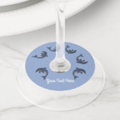 青い白いイルカのようにキラキラを飛ばすリングや輪 ワイングラスタグ (クローズアップ)